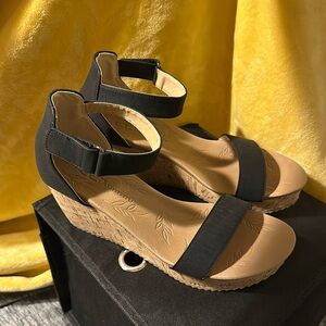 size 9.5 cork wedges in black CL Laundry brand